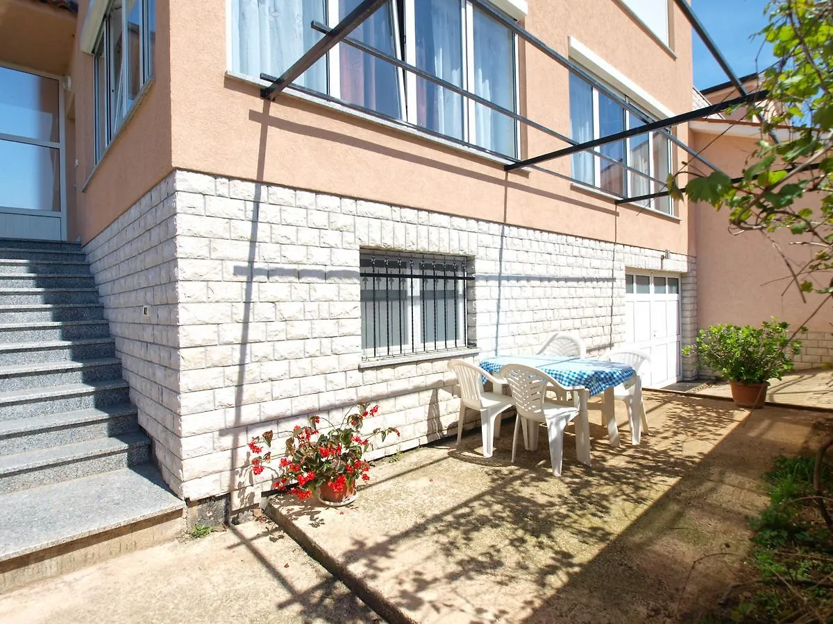 Apartments Edin 1359 Peroj